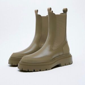 Zara chunky platform Chelsea boot.
Size 6.5